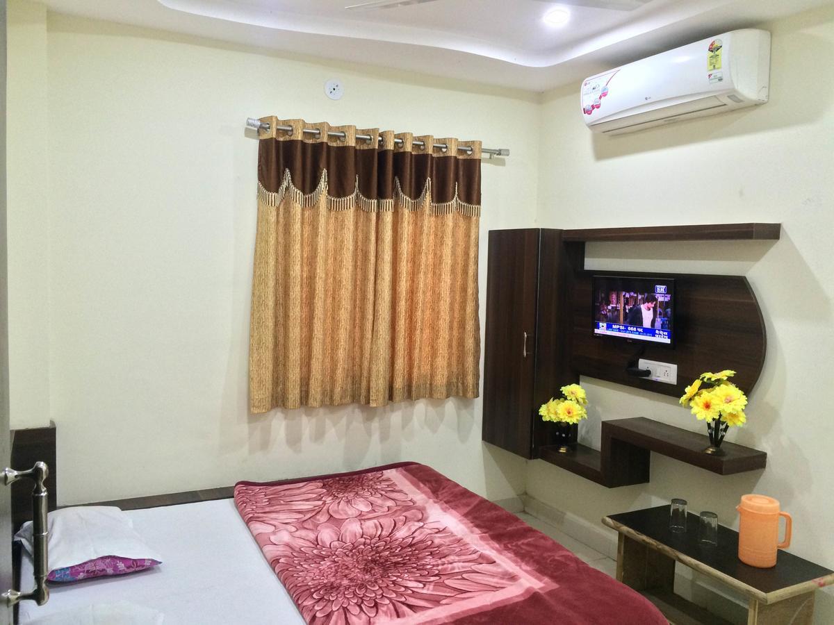 Hotel Vrandavan Palace Near Mahakal Temple Ujjain Exterior foto